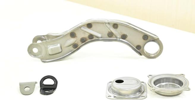 中钢成功开发热轧高扩孔型高强度汽车用钢系列产品，包括HM590T-FB、HM620T-FB及HM780T-FB等系列产品，并通过日系、美系车厂国际规格验证，已应用于安全带扣件、安全气囊气体产生器机壳及控制臂等需特定加工成形的车用零组件。图／中钢提供