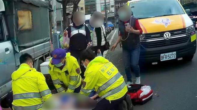 桃园区一名男子，过年期间于菜市场摆摊，未料突然倒地，所幸在热心民眾及救护人员的极力抢救之下，顺利抢回一命。(消防提供／蔡依珍桃园传真)