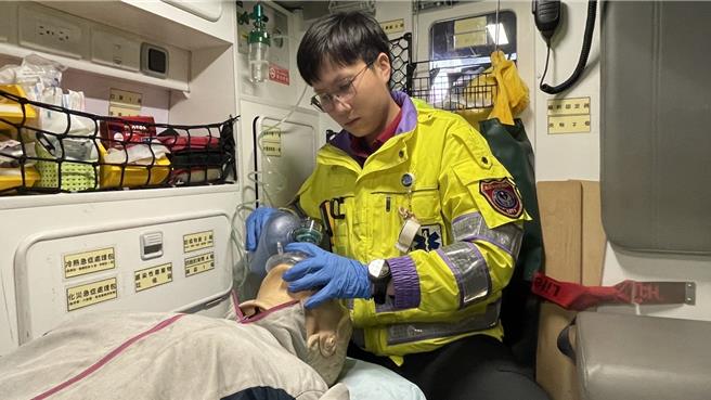 三民消防分队黄靖雅今年1月4日甫正式加入桃园消防，出勤当天恰巧为入职「满月」，成功挽回宝贵的性命。(消防提供／蔡依珍桃园传真)