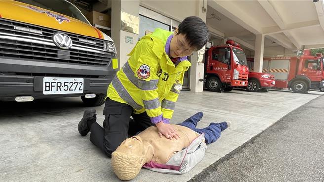 三民消防分队黄靖雅今年1月4日甫正式加入桃园消防，出勤当天恰巧为入职「满月」，成功挽回宝贵的性命。(消防提供／蔡依珍桃园传真)