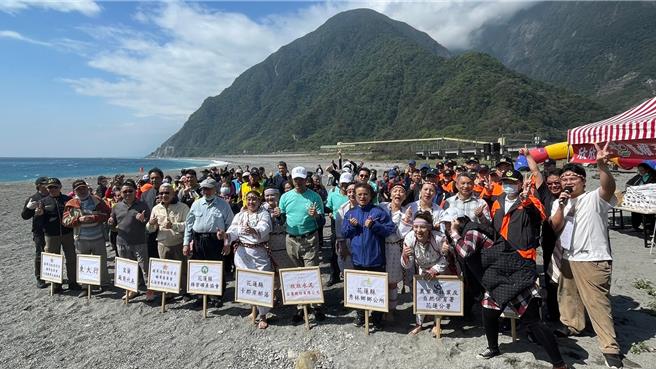 欣欣水泥結合林業署花蓮分署等單位，到秀林鄉和仁灣舉行淨灘活動，清出400多公斤垃圾。（欣欣水泥提供／王志偉花蓮傳真）