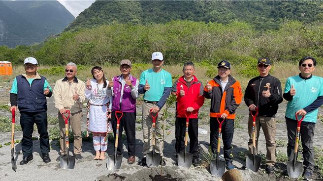 欣欣水泥董事長郭先琛（中）與林業署花蓮分署長黃群策（右4）等人，一同在秀林鄉和仁灣植下苗木。（欣欣水泥提供／王志偉花蓮傳真）