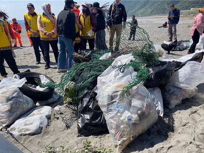 欣欣水泥結合林業署花蓮分署等單位，到秀林鄉和仁灣淨灘，清出400多公斤各式樣海洋垃圾（欣欣水泥提供／王志偉花蓮傳真）