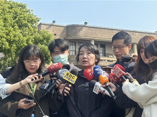 兒權會創會理事長王薇君今赴行政院前，向行政院長陳建仁、政務委員林萬億及兒福聯盟和雙北市政府發表三問。（黃婉婷攝）