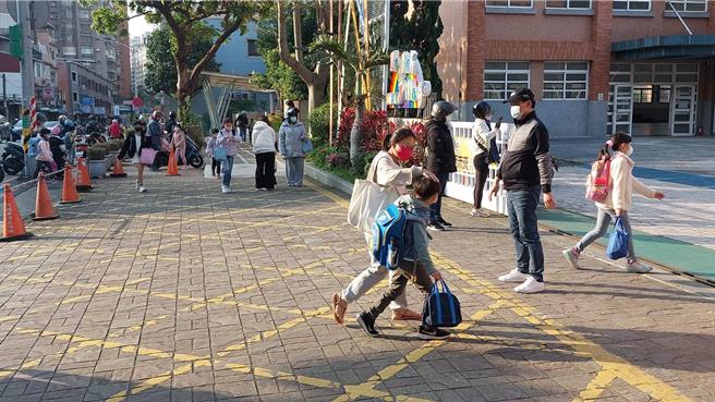 桃警13日到快乐国小安全防护演练。(警方提供／蔡依珍桃园传真)