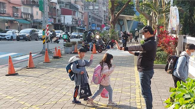 桃警13日到快乐国小安全防护演练。(警方提供／蔡依珍桃园传真)