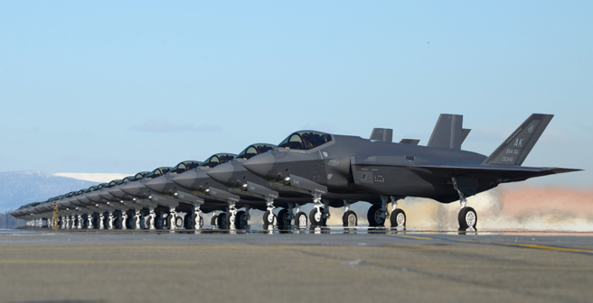 25架美國空軍F-35A隱形戰機在阿拉斯加艾爾生空軍基地（Eielson Air Force Base）一字排開，準備起飛參加軍演的資料照。（美國空軍）