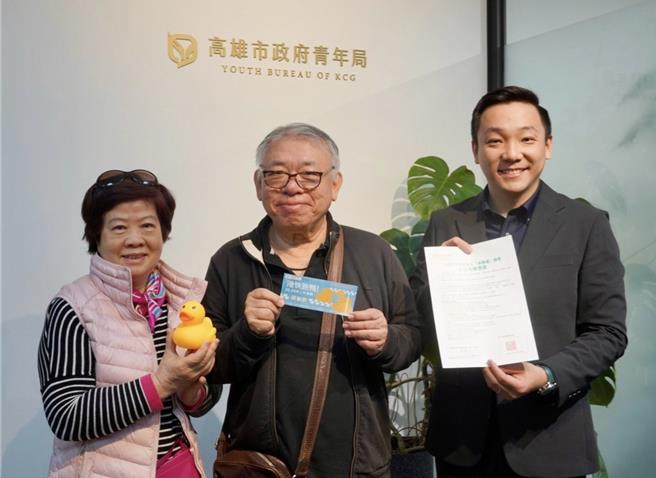 由高市府青年局举办的「港快跑鸭」1万5000只小鸭竞速漂流摸彩活动冠军得主出炉，编号00971冠军鸭的主人为徐姓退休船长，获得「高雄-东京双人商务舱来回机票」。（高市府青年局提供／洪浩轩高雄传真）