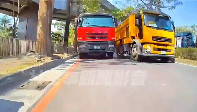 某影音平台新闻网一则短片显示，于今年3月12日下午2时12分许，一辆预拌混凝土车（左）行经楠梓区高楠公路799号至屏山巷，竟然在慢车道陆续超越两辆车辆，险象环生。（摘自社会事新闻影音网页／林瑞益高雄传真）