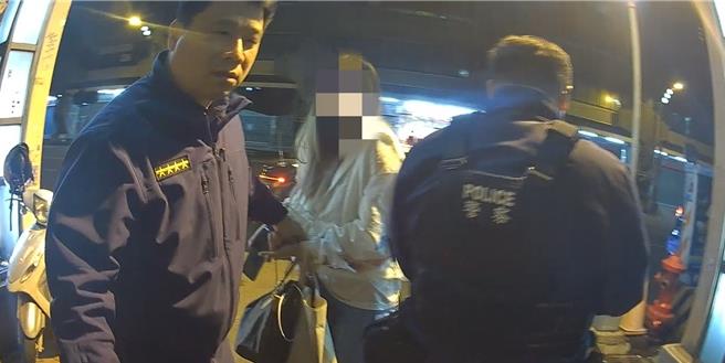 林姓毒虫鸳鸯投宿中市旅店，警方2日循线临检，林男冒险跳楼逃跑，警逮捕2人、查扣毒咖啡包等证物，追查发现2人都是通缉犯，警询后移送归案。（民眾提供／陈淑芬台中传真）