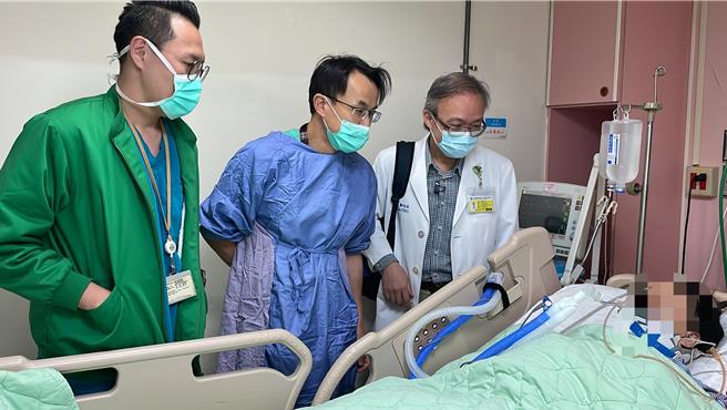 彰化市秀传医院医疗团队13日探查陈姓姊姊状况，发现陈姓姊姊已经醒了，可依指示睁眼闭眼及眨眼。（秀传医院提供／孙英哲彰化传真）