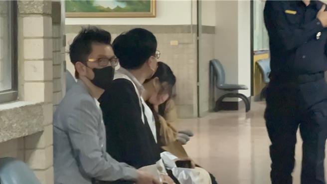 李彥廷（左一）13日開羈押庭。（洪靖宜攝）