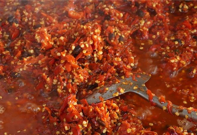 郭峻宾的辣椒酱纯手工制，不加防腐剂。（宝智华摄）