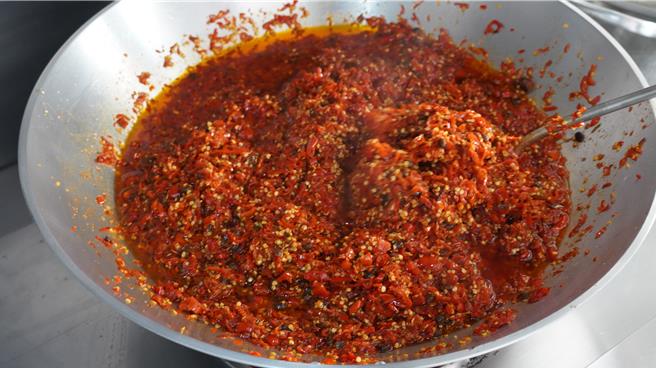 郭峻宾今天又炒了4斤辣椒酱。（宝智华摄）