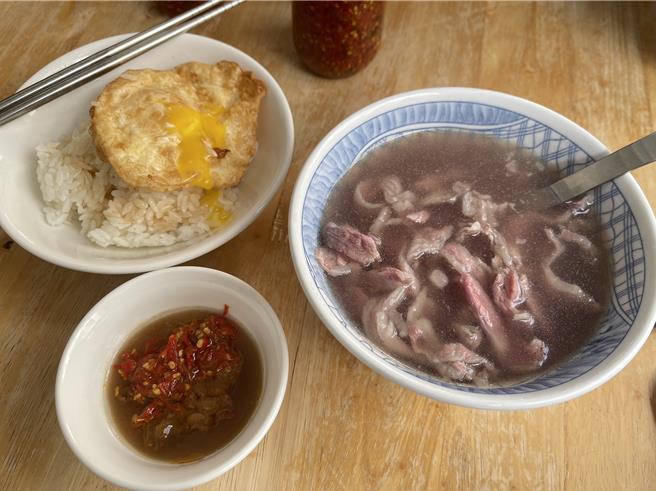 上等牛肉汤、猪油拌饭、半熟荷包蛋配上手炒辣椒酱，让人唇齿留香。（宝智华摄）