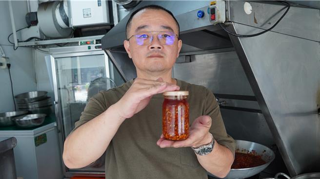 郭峻宾没想到苏丹红风暴让他的辣椒酱爆红。（宝智华摄）