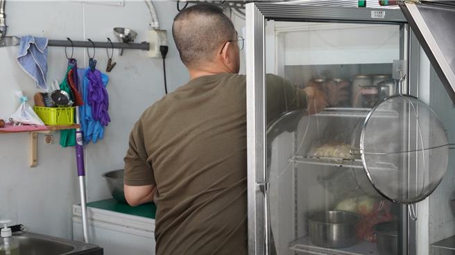 店内冰箱的辣椒酱仅剩老顾客预订的几罐，想买也没了。（宝智华摄）