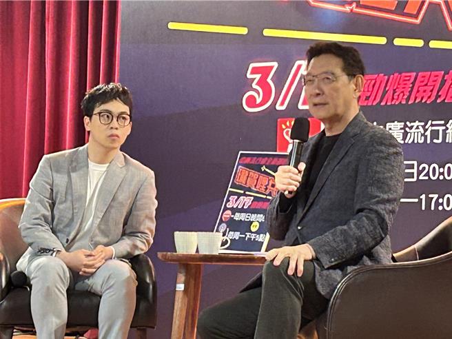 中广前董事长赵少康（右）13日上午参加网红贺珑（左）跨界成为广播节目主持人记者会，会后被问及虐童案。（陈薏云摄）