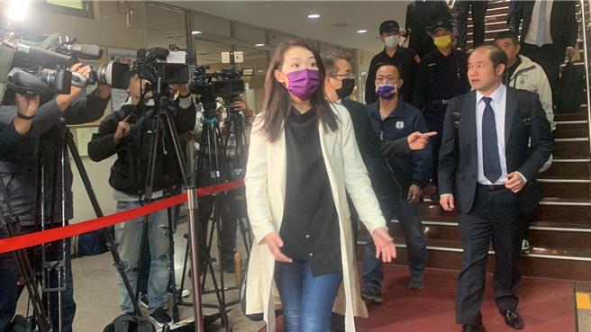 新竹市长高虹安涉贪案，台北地方法院上周三开庭勘验高的前助理陈奂宇、陈昱恺、王郁文的调查及侦讯光碟，今上午继续勘验前行政主任、「小兔」黄惠玟的光碟。（赖佩璇摄）