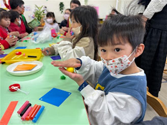 桃园公立幼儿园及非营利幼儿园招生简章13日起公告于「桃园市公立及非营利幼儿园招生网」，招生对象为年满2岁至入国民小学前适龄幼儿。(蔡依珍摄)