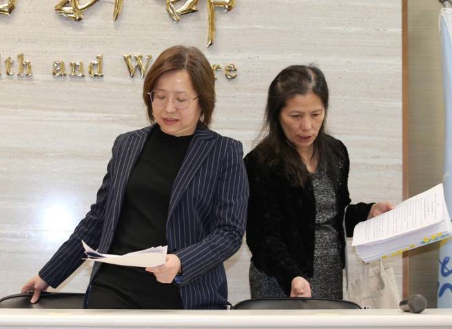 衛福部13日針對出養童遭虐致死案召開記者會，次長李麗芬（左）與社家署署長簡慧娟（右）提出後續策進作為，並於今天發函暫停兒福聯盟暫停新收出養兒童。（王英豪攝）