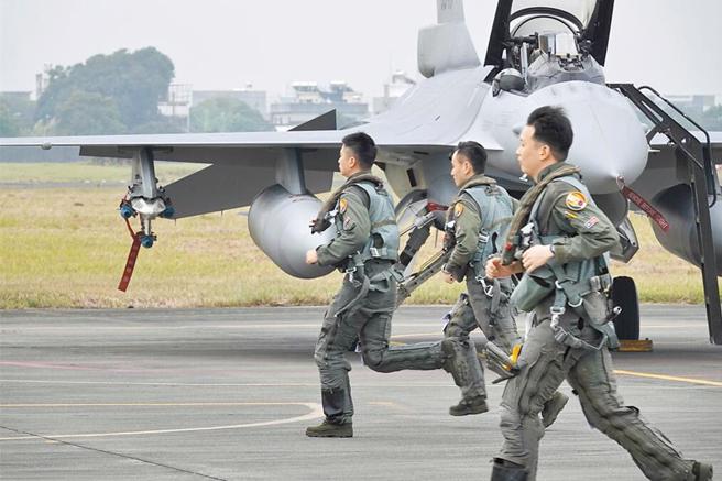 圖為F-16V飛行員，獲戰備命令，準備升空執行任務。（本報資料照片）