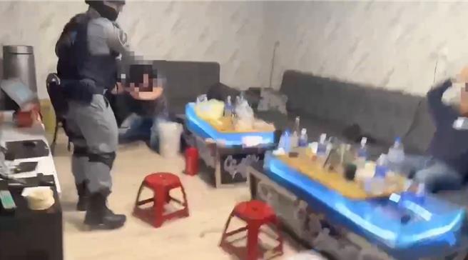 霹雳小组荷枪实弹攻坚入屋，立即制伏屋内3名毒虫。（民眾提供／宝智华台南传真）