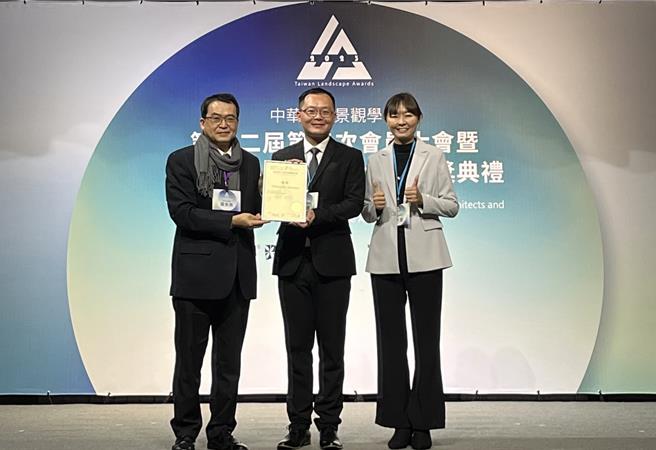 苗栗县政府观光行销科科长黄腾达9日代表出席颁奖典礼，于台北市松山文创园区多功能展演厅接受奖项。。（苗栗县政府提供／李京升苗栗传真）