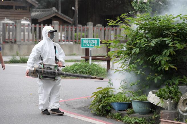 花莲市公所运用热喷雾机的功能进行环境消毒工作。（花莲市公所提供／王志伟花莲传真）