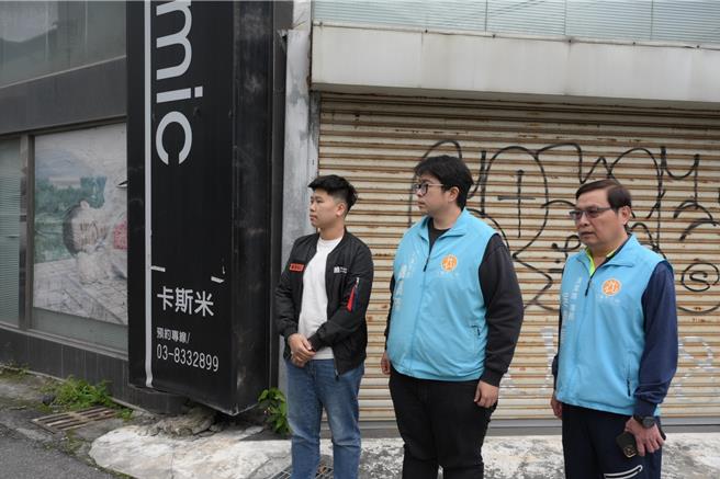 市长魏嘉彦（中）与清洁队长吴庆展（右）到各里了解喷药防治虫害作业过程。（花莲市公所提供／王志伟花莲传真）