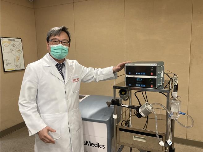 雙心室輔助器支撐了患者度過漫長換心路。（林周義攝）