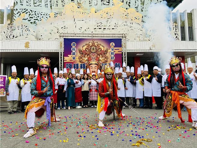 「呷拜拜」於4月3日在羅東鎮公所及中山公園周圍舉辦，「迎鬧熱」大神尪遶境於4月11日下午1時由羅東奠安宮邀請各寺廟陣頭遶行鎮內街道。（吳佩蓉攝）