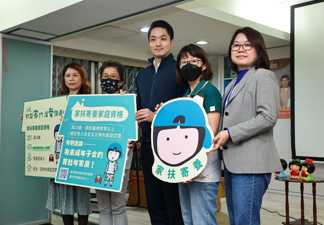 台北市长蒋万安（中）13日由社会局长姚淑文（右）陪同参访台北家扶中心中正服务处，并与寄养家庭座谈。（罗永铭摄）