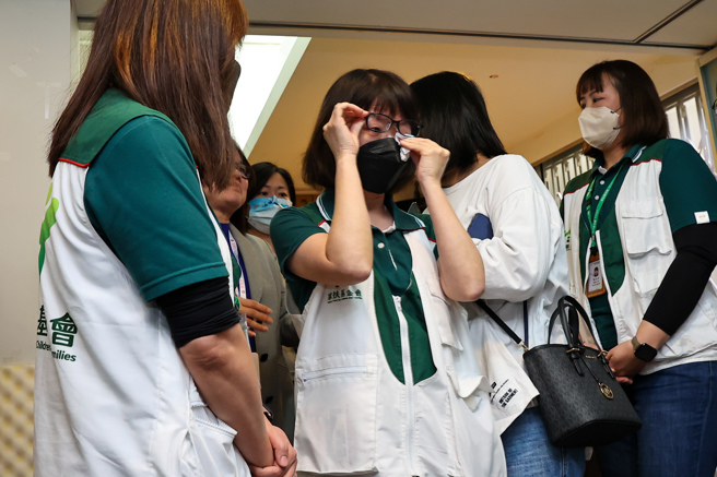 台北市社会局长姚淑文13日参访台北家扶中心中正服务处，针对北市一名1岁男童遭刘姓保母姊妹虐死案件说明，同时也代表基层社工发声，过程中难过哽咽，也让在场的工作人员感动落泪。（罗永铭摄）