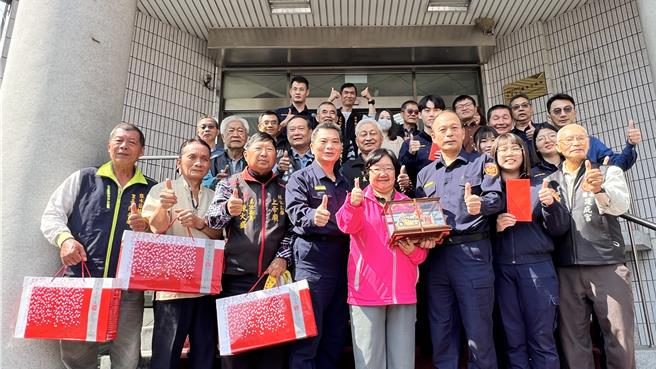 警方鍥而不捨偵破鹽水護庇宮太子爺竊案，鹽水區公所和廟方今天到鹽水分駐所致贈加菜金和禮品。（張毓翎攝）