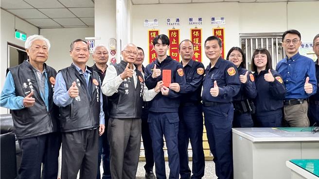 鹽水護庇宮致贈加菜金感謝辛苦的基層員警。（張毓翎攝）