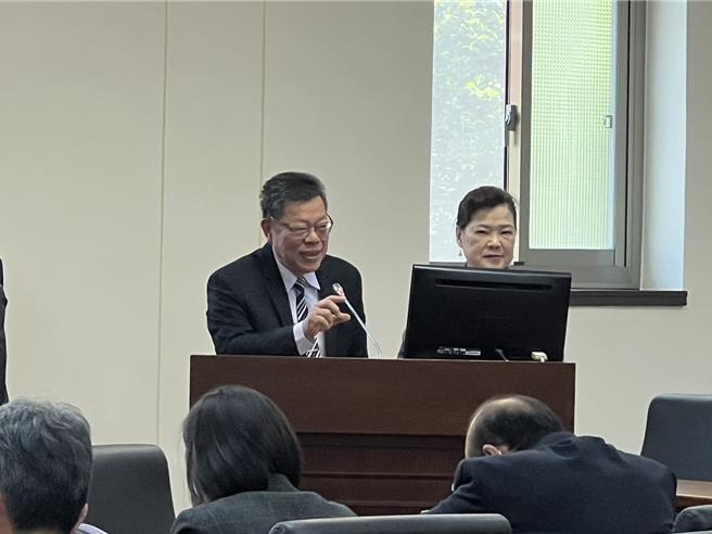 行政院主計長朱澤民今天在立法院對徵稅收補助台電1500億間接打了回票，恐讓電價大漲，經濟部長王美花(右)在經濟委員會回應「院裡面還在試算」。顯然尚未死心。(王玉樹攝)