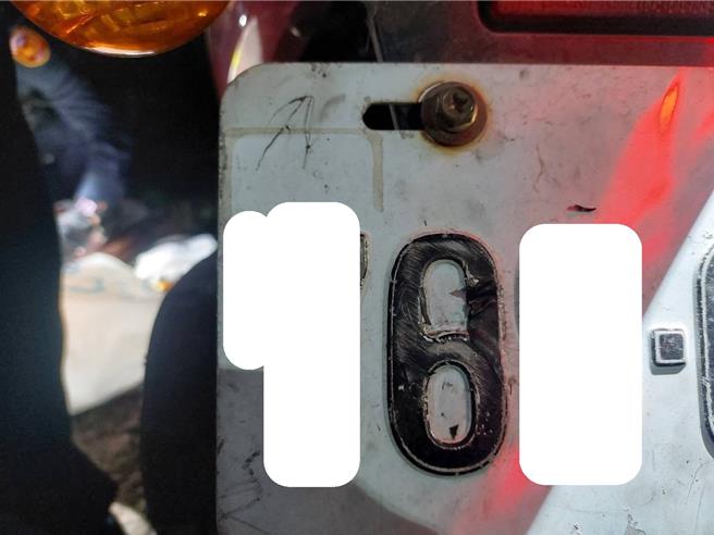 陳嫌用黑膠帶把機車車牌6便造成8，還因此多了一條偽造文書罪。(讀者提供／曹婷婷台南傳真)