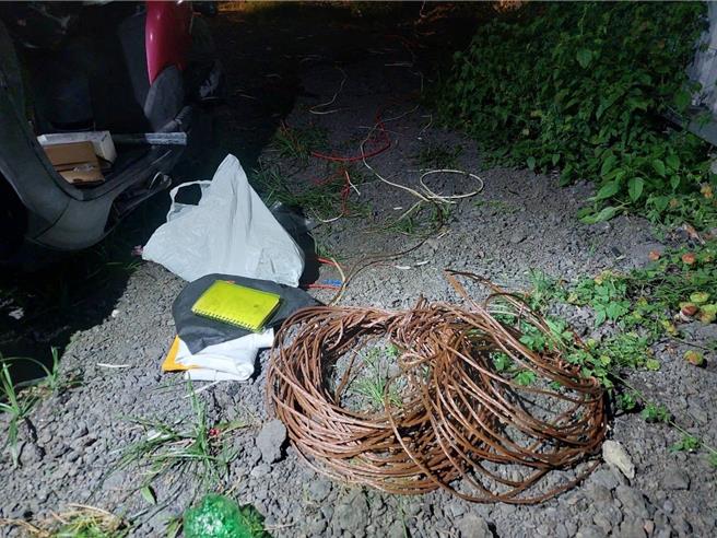 陳嫌忙著將偷來的電線「剝皮」。(讀者提供／曹婷婷台南傳真)