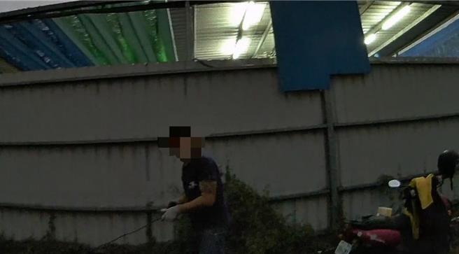 陳嫌渾然不察警方已經尾隨其後。(讀者提供／曹婷婷台南傳真)