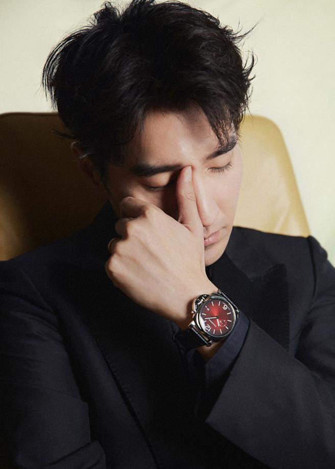 赵又廷佩戴沛纳海Luminor Due系列勃根地红编号PAM01424腕表，充满新春喜气。（Panerai提供）