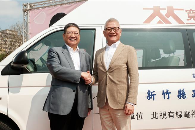大大數位慈善基金會13日舉辦「大大攜手 讓愛匯流」捐血嘉年華暨復康巴士捐贈活動，董事長戴永輝（右）捐贈新竹縣1輛復康巴士，縣長楊文科（左）握手表達感謝，指會將這份溫情傳遞到社會每個角落。（羅浚濱攝）