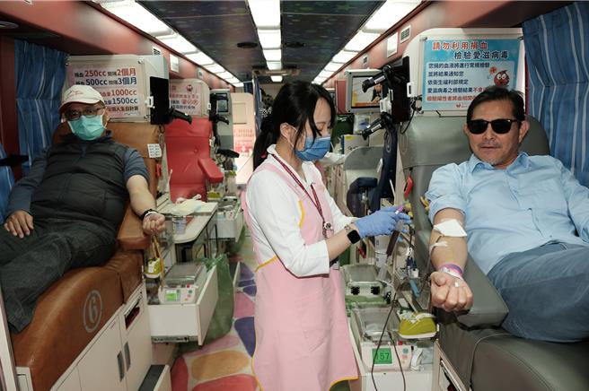 大大數位慈善基金會13日舉辦「大大攜手 讓愛匯流」捐血嘉年華活動，民眾腕袖捐熱血。（羅浚濱攝）