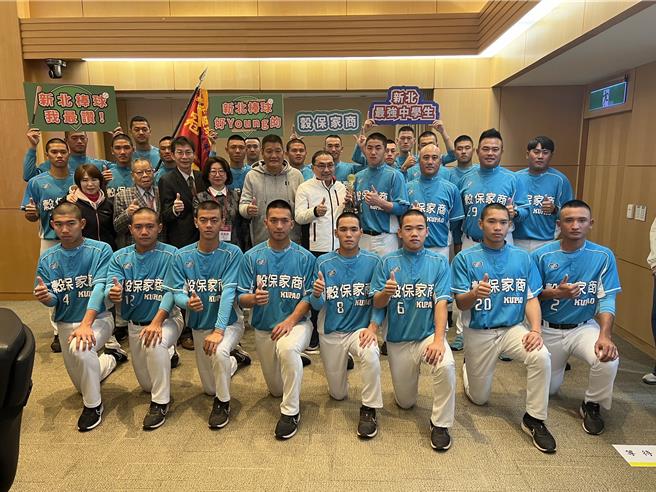 穀保家商今年蟬聯高中棒球聯賽木棒組冠軍，今在新北市府市政會議中獻獎。（王揚傑攝）