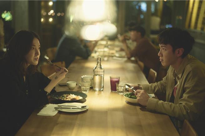 許瑋甯、柯震東劇中有曖昧飯友關係。（公視、MyVideo提供）