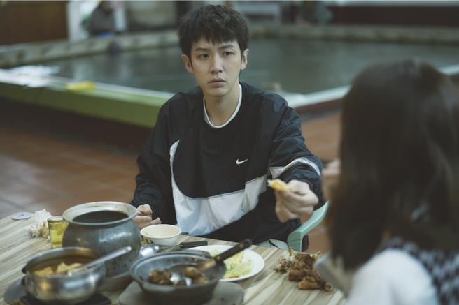 柯震東劇中經常有可愛的神來之筆演出。（公視、MyVideo提供）