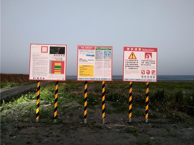 宜兰县政府开放南澳地区海域全年度可从事各项水域游憩活动，并设置公告看板提醒民眾注意事项。（宜兰县政府提供／李忠一宜兰传真）