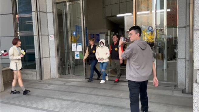 警界普遍認為，解送人犯時上手銬並無不妥。（警方提供）