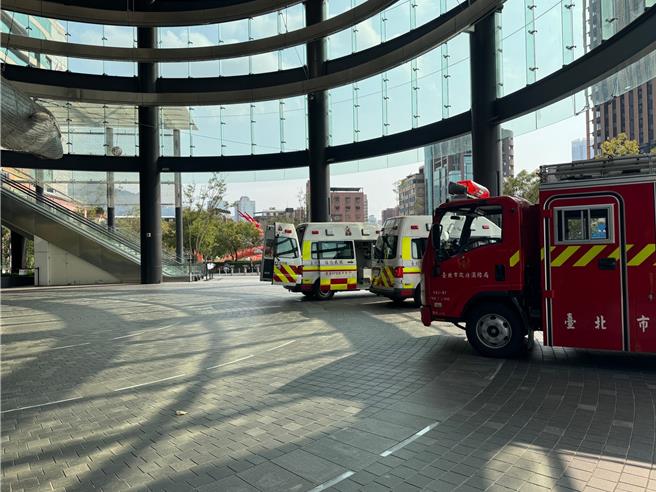 台北市消防局赶往台铁松山站救援伤者。（翻摄画面）