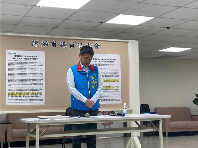 國民黨台北市議員陳炳甫表示，身為父母對於男童受虐一事非常痛心，希望男童在天上無病無痛，早日找到更愛他的家庭。並在現場默哀30秒。（劉彥宜攝）